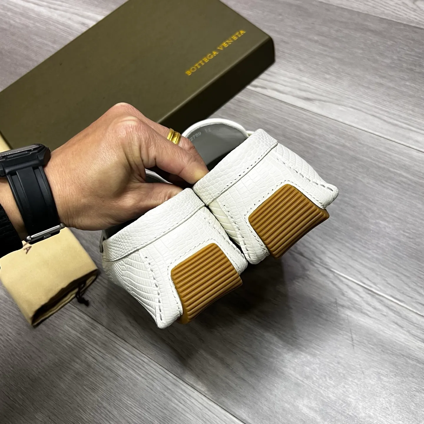 Factory price 480 BV 〰️Purely handmade classic men's beanie shoes👉👉driving shoes, slip-on shoes, made of imported cowhide from Italy, 💕water-dyed cowhide lining, 🔊original outsole, waterproof platform design, comfortable on the feet. A good choice for traveling and driving, three colors available, code number: 38-44, (45 can be customized)